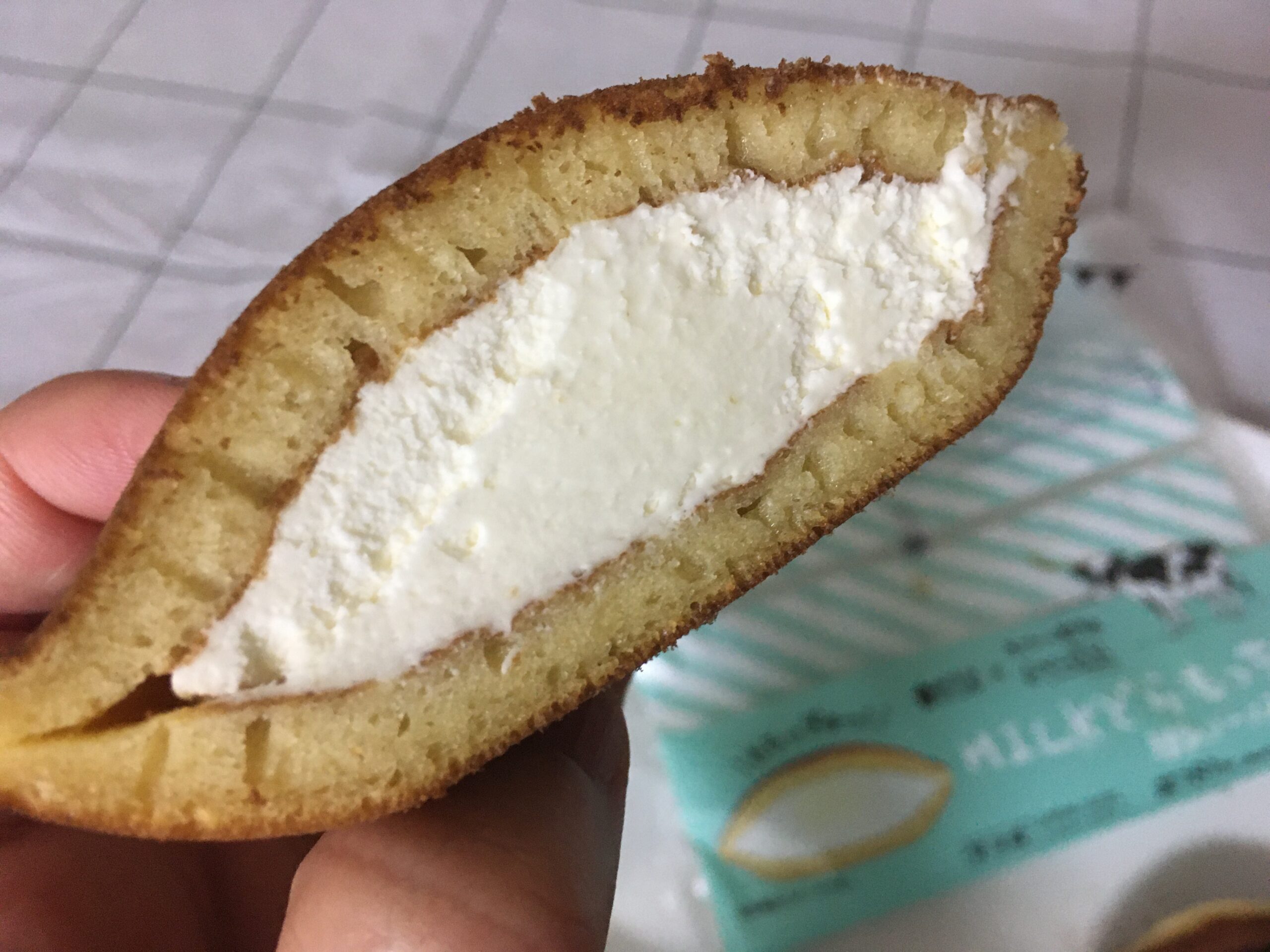 ローソンの Milkどらもっち 練乳ソース入り を食べてみました